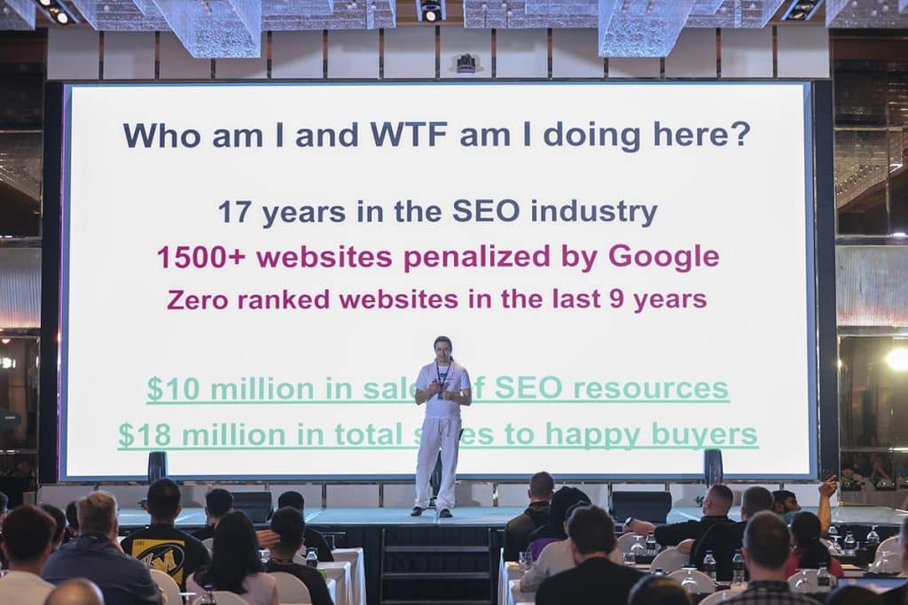 Kalin prezentuje na pódiu na SEO Mastery Summit Vietnam 2024